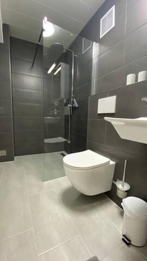 Oase Im Gruenen Hinterhof, Eg, Ruhe, Terrasse, Carport, Free Paytv, Kaffee&Tee, Fahrraeder Apartment Duisburg Ngoại thất bức ảnh