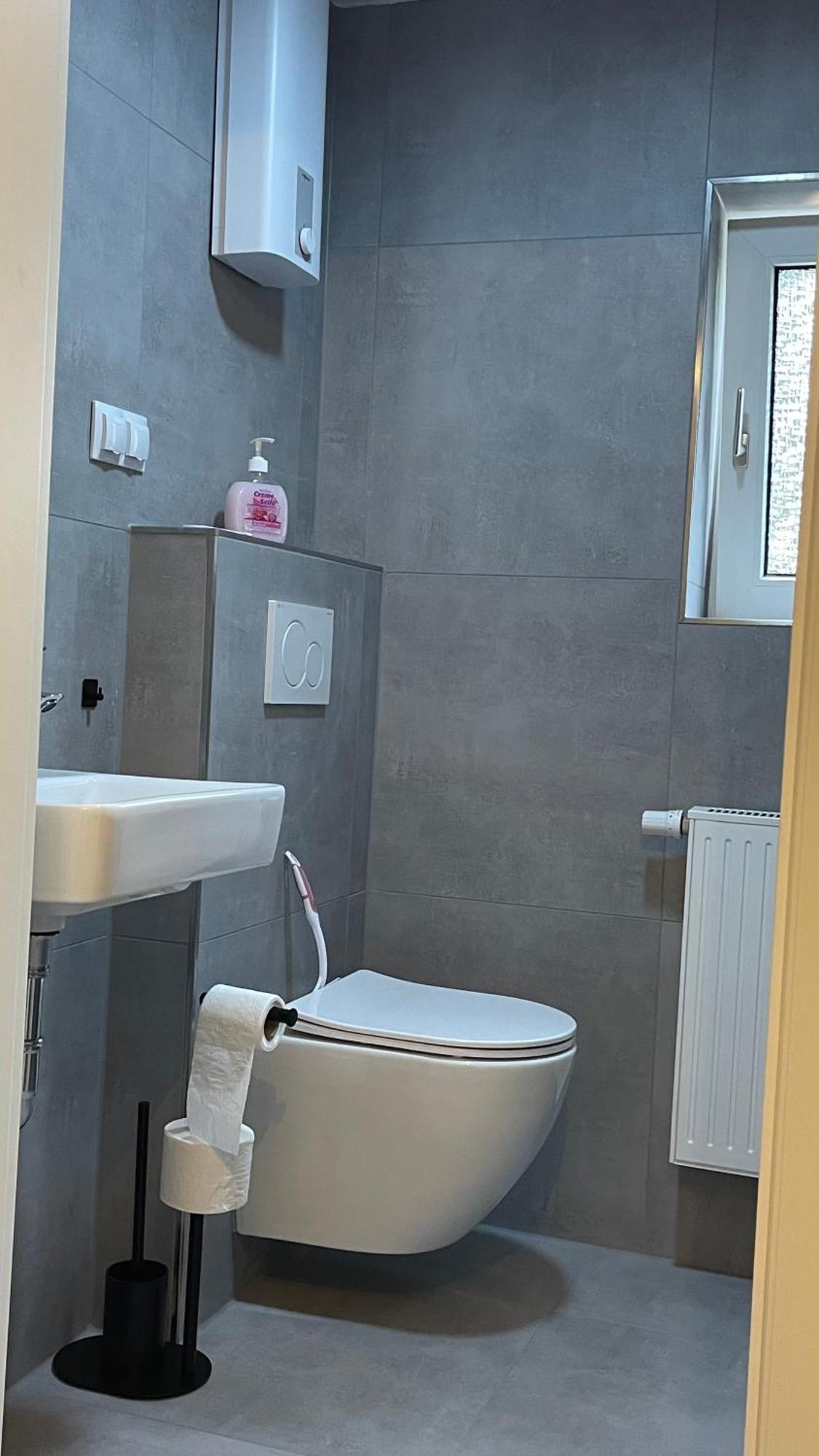 Oase Im Gruenen Hinterhof, Eg, Ruhe, Terrasse, Carport, Free Paytv, Kaffee&Tee, Fahrraeder Apartment Duisburg Ngoại thất bức ảnh